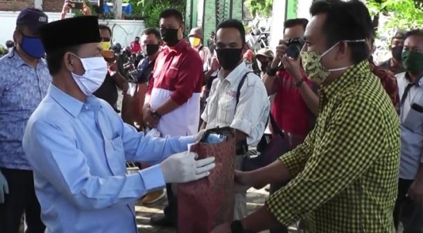 Plt Bupati Lampung Utara Budi Utomo Bagikan Masker untuk Wartawan