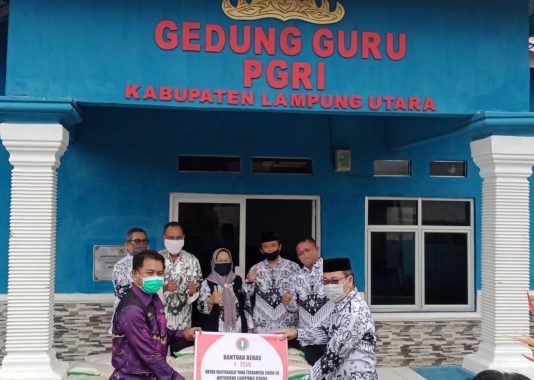 ASN Inspektorat Lampung Utara Donasi Seratusan Paket Bahan Pokok ke Posko Penanganan Covid-19