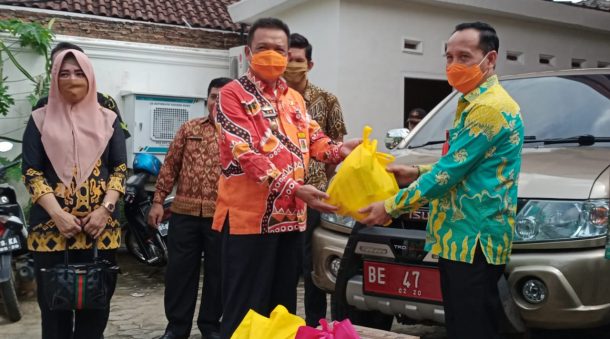 PGRI Lampung Utara Salurkan Beras untuk Posko Penanggulangan Covid-19