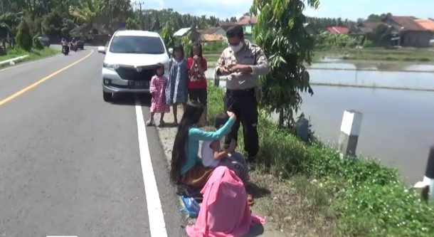 Diduga Depresi, Ibu Bersama Anak Mematung di Pinggir Jalan Lintas Barat Sumatera Kotaagung Tanggamus