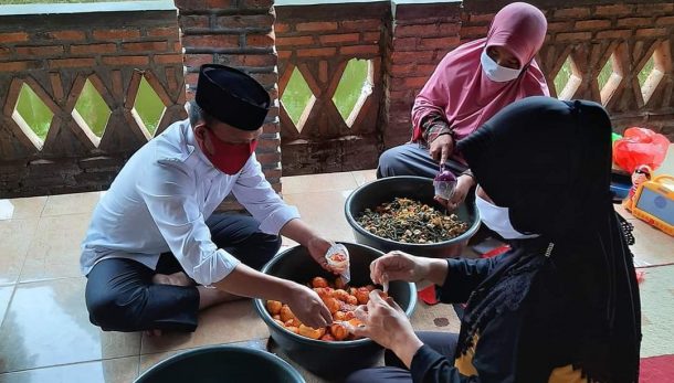 Antoni Imam Supersibuk Selama Ramadan, Dari Beri Masker, Memasukkan Telur, Sampai Berbagi Makanan
