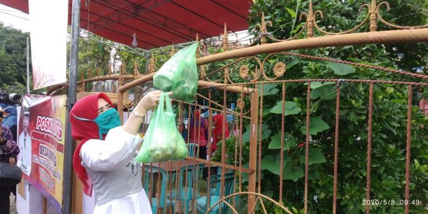 Hari Ke-45, Antoni Imam Bagikan Nasi ke Warga Dusun 1 Siring Jaha, Seorang Bapak Terharu Rumahnya Disambangi Calon Bupati
