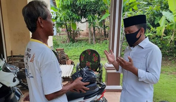 Berbagi Nasi dan Masker di Dusun Ponorogo Sidorejo, Antoni Imam Selalu Panjatkan Doa Bersama Warga