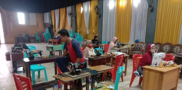 Sambangi Desa Pamulihan Way Sulan, Antoni Imam Berbagi Masker dan Makanan Serta Dorong Warga Manfaatkan Halaman dengan Tanaman
