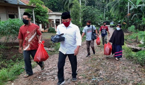 Genap Hari Ke-40 Berbagi Makanan, Antoni Imam dan Relawan Susuri Dusun Peninjauan Banjarsuri
