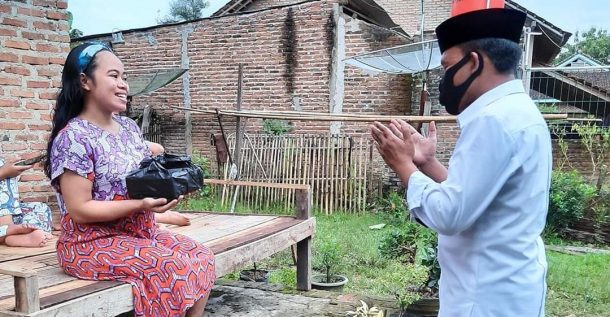 Nasi Dibentuk Tanda Cinta, Antoni Imam Bagikan Makanan ke Warga Dusun Bumilat Sukabanjar