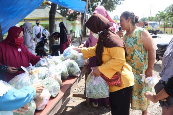 Relawan Mufti Salim Bagikan Sayuran Gratis