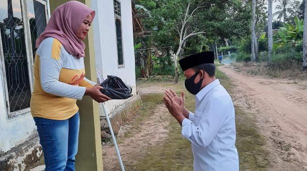 Komitmen Berbagi Nasi, Antoni Imam Sambangi Desa Beringin Kencana Candipuro, Sempatkan Jenguk Warga Sakit