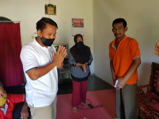 Komitmen Berbagi Nasi, Antoni Imam Sambangi Desa Beringin Kencana Candipuro, Sempatkan Jenguk Warga Sakit