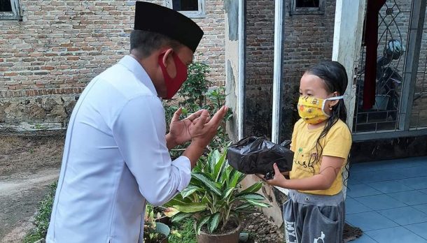 Berbagi Nasi Hari Ke-50 Antoni Imam Sambangi Dusun 2 Sidorejo Sidomulyo, Menunya Jengkol Geprek, Ajib!