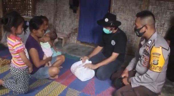 Satgas Peduli Sesama Kampung Sukanegara Bangunrejo Lampung Tengah Bagikan Bahan Pokok untuk Fakir Miskin dan Lansia
