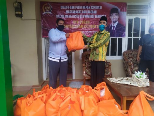 Diguyur Hujan, Antoni Imam Bagikan Nasi dan Masker di Dusun Rantau Makmur Palas Lampung Selatan