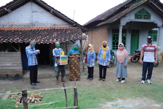Riana Sari Arinal Bagikan Makanan kepada Warga Membutuhkan di Natar Lampung Selatan