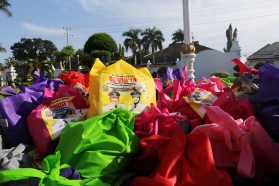 Dwita Ria Gunadi Salurkan Bantuan Beras di Lampung Timur