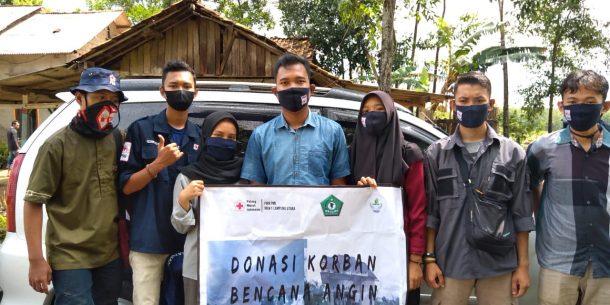 Alumni PMR MAN 1 Lampung Utara Bantu Korban Puting Beliung di Tulangbawang