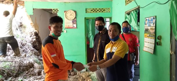 PKS Bandar Lampung Bagikan Nasi Bungkus untuk Warga Terdampak Banjir di Sejumlah Kelurahan
