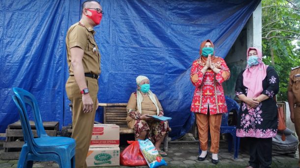 Ketua PKK Lampung Selatan Beri Santunan Nenek Sukainten yang Tinggal di Eks Lokasi Pengolahan Sampah Natar