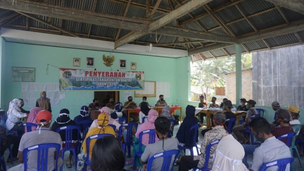Lima Ratusan Warga di Dua Desa di Kecamatan Wonosobo Kabupaten Tanggamus Terima Buku Sertifikat Tanah
