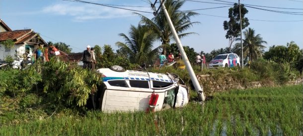 Sat Lantas Polres Tanggamus Cek TKP dan Korban Tergulingnya Ambulans Pesisir Barat di Semaka