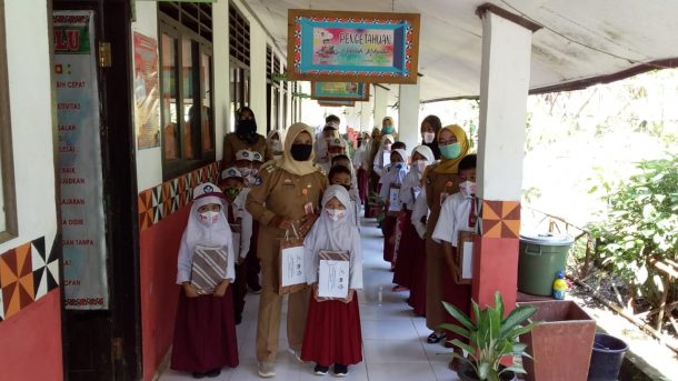 BEM FKIP Unila dan GPL Peduli Pendidikan di Lampung Barat
