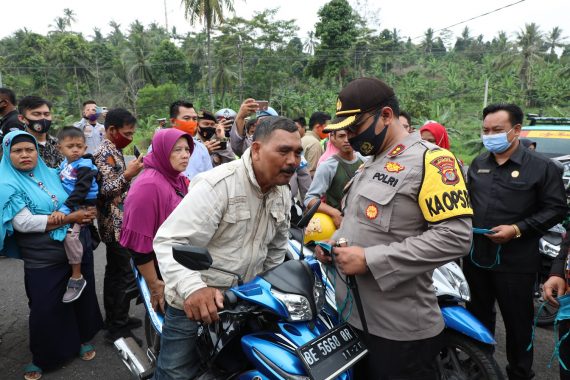Operasi Yustisi Kedisiplinan, Polres Bersama Pemkab Lampung Selatan Bagikan Masker untuk Masyarakat