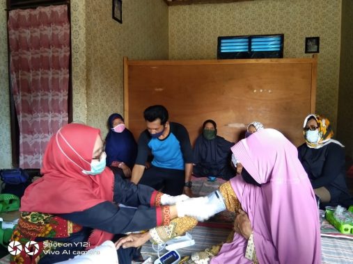 Bupati Tanggamus Dewi Handajani Serahkan 13 Ambulans di Kecamatan Wonosobo