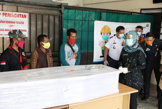 Rumah Makan MM Aliya Beri Paket Pangan untuk Lansia di Gunung Agung Langkapura