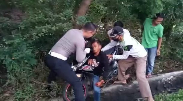 Diduga Mengantuk, Pengendara Sepeda Motor Ditemukan Terjerembab di Dalam Selokan
