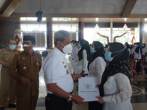 Serahkan Petikan SK CPNS Lampung Tengah, Ini Pesan Loekman Djoyosoemarto