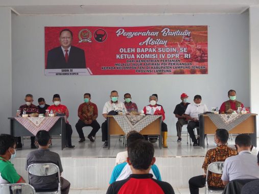 Ketua Komisi IV DPR RI Sudin Serahkan Bantuan Alsintan di Lampung Tengah
