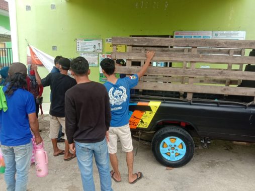 Bersama Warga, Personel Polsek Sumberejo Tanggamus Gotong Royong Bantu Korban Rumah Roboh