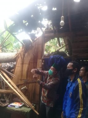 Anggota DPRD Tanggamus Beri Bantuan Korban Rumah Rusak Tertimpa Pohon