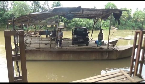 Meski Pemkab Tanggamus Sudah Bangun Jembatan Penyeberangan, Perahu Rakit Masih Jadi Primadona di Wonosobo-Semaka