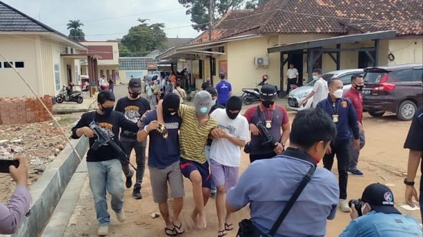 Sekda Lampung Selatan Serahkan Nota Pelaksana Tugas Kepada Bupati Nanang Ermanto
