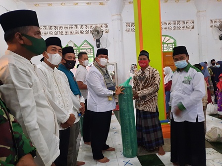 Wabup Lampung Timur Beri Bantuan Masjid dan Anak Yatim di Desa Mulyosari