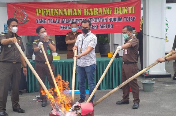 Nanang Ermanto Instruksikan Camat dan Kepala Desa di Candipuro Perbaiki Kantor Polsek yang Dibakar Massa