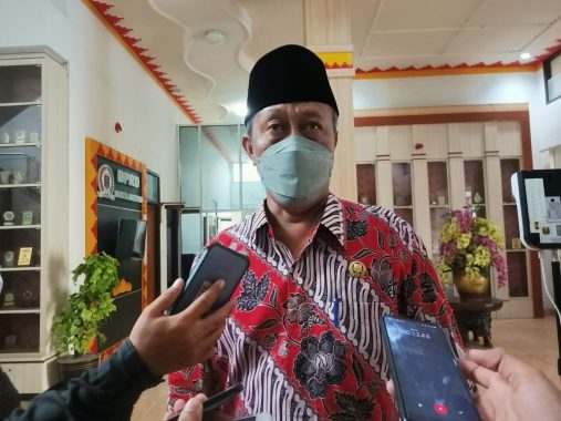 Melanggar Protkes, Wabup Lampung Tengah Dihukum Membersihkan Toilet Masjid
