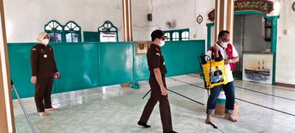 Melanggar Protkes, Wabup Lampung Tengah Dihukum Membersihkan Toilet Masjid