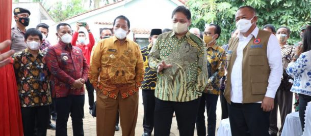 Nanang Ermanto Dampingi Menko Perekonomian Airlangga Hartarto Tinjau Pelaksanaan PPKM di Lampung Selatan