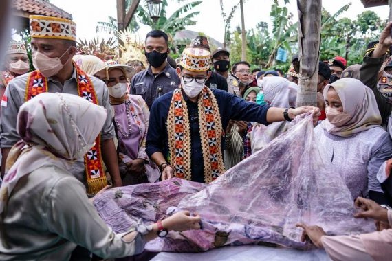 Warga Desa Rigis Jaya Lampung Barat Tumpah Ruah Sambut Menteri Sandiaga Uno