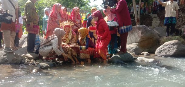 Melihat Prosesi Daduwai, Ketika Ratu Marga Buay Takkhugak Membasuh Kaki di Sungai