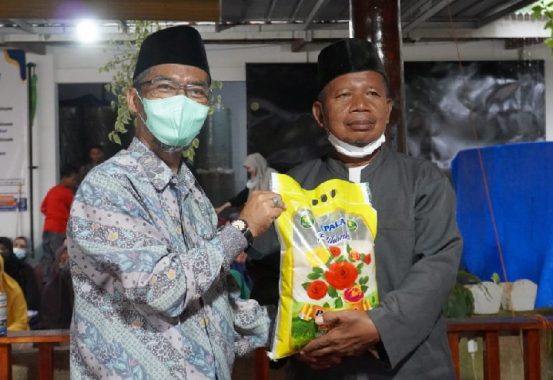 Abdul Hakim Berbagi Bahan Pokok untuk Warga Membutuhkan di Bandar Lampung