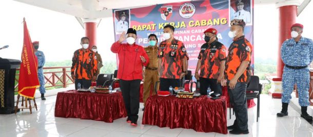 Bertemu di Rakercab MPC Pemuda Pancasila Lampung Selatan, Nanang Ermanto dan Rycko Menoza Saling Sapa