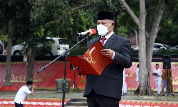 Upacara Hari Amal Bhakti Ke-76 Kementerian Agama, Bupati Lampung Selatan Serahkan Penghargaan Satyalancana Karya Satya