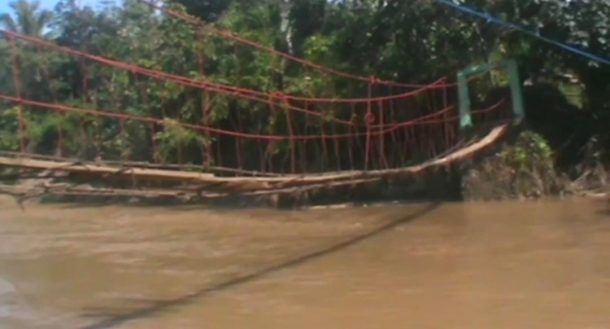 Jembatan Gantung Penghubung Dua Desa di Pagelaran Utara Pringsewu Rusak Terseret Banjir