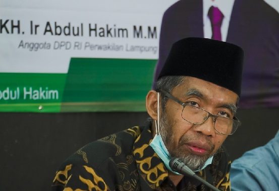 Senator Lampung Abdul Hakim Salurkan 1,8 Ton Beras untuk Yatim dan Duafa
