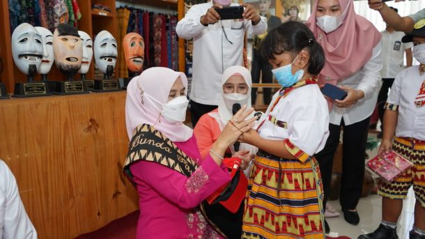 Winarni Kenalkan Kesenian Tradisional Khas Lampung Pada Anak Usia Dini