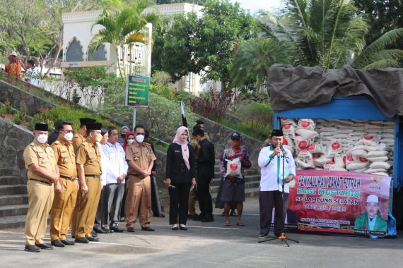 Pemkab Lampung Selatan Bersama Baznas Salurkan Zakat Fitrah 10 Ton Beras