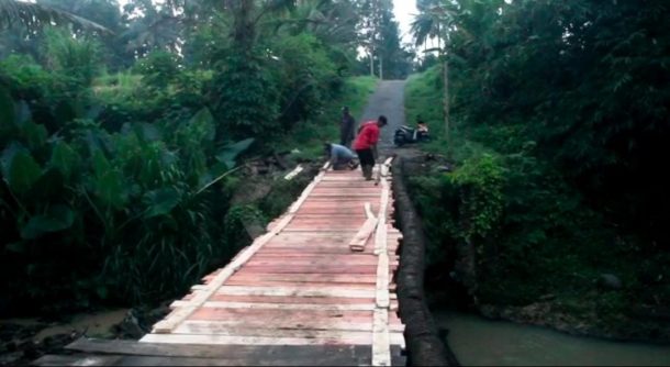 Tak Kunjung Diperbaiki Pemkab Tanggamus, Jembatan Penghubung Dua Pekaon Dibenahi Swadaya Oleh Warga