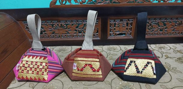 Corak Tapis Khas Lampung Dominasi Produk Tas dan Dompet Wulandari Handmade